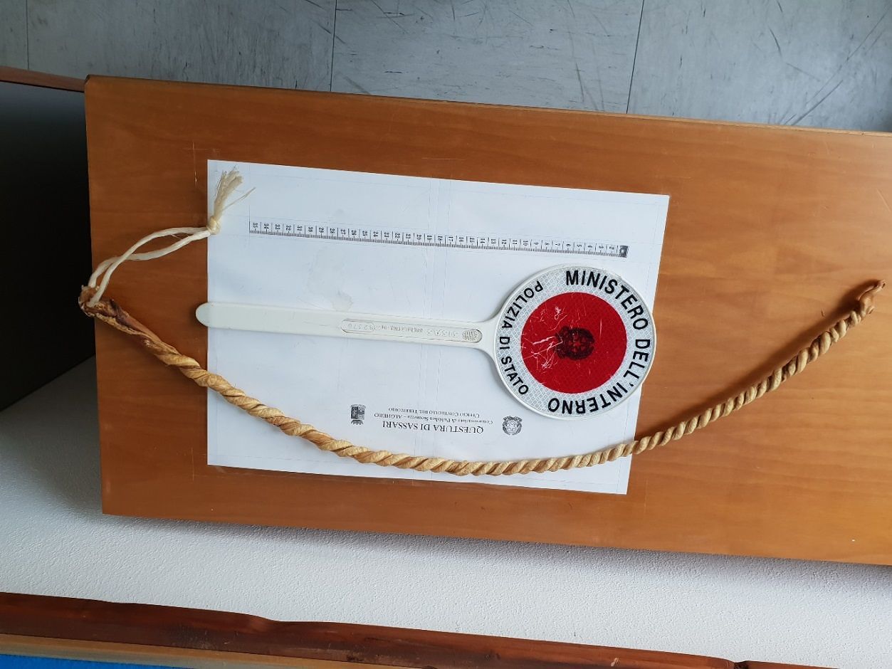 Alghero, scoppia la rissa in un condominio: 18enne colpisce un inquilino con un nerbo di bue