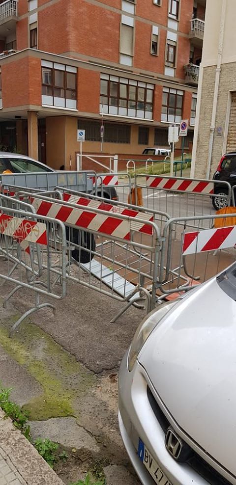 Cagliari, asfaltare non è governare: le transenne dominano a lungo di fronte alla villa Tigellio