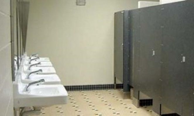 L’imputato non si fa vivo: era morto da 3 giorni nel bagno del tribunale