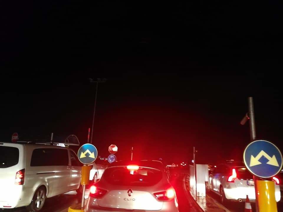 Aeroporto di Elmas, proteste per le maxi file in auto: “Code interminabili ai tornelli”