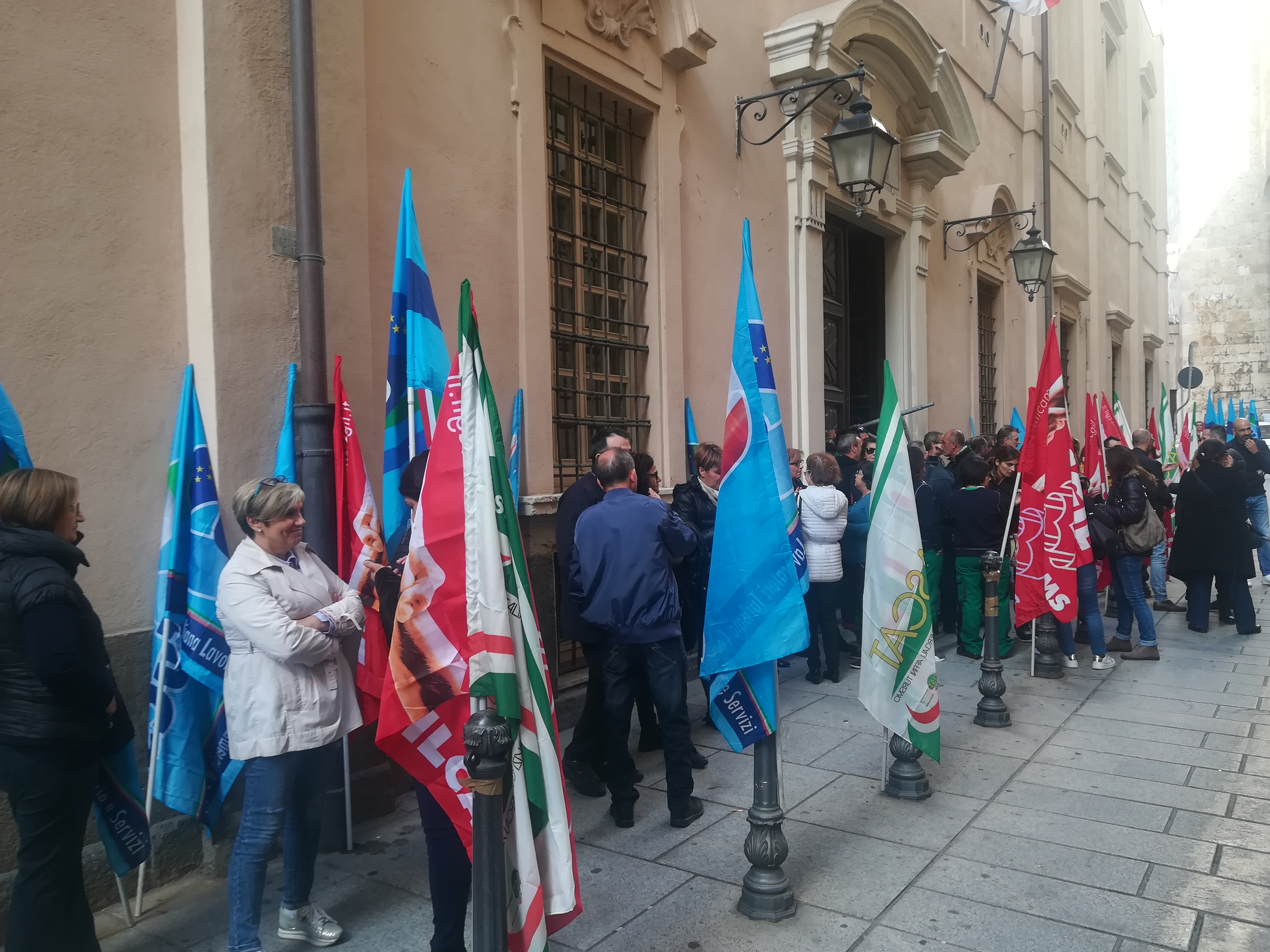 Cagliari, la rabbia dei lavoratori dell’Università: “Del Zompo, stai creando nuovi poveri”