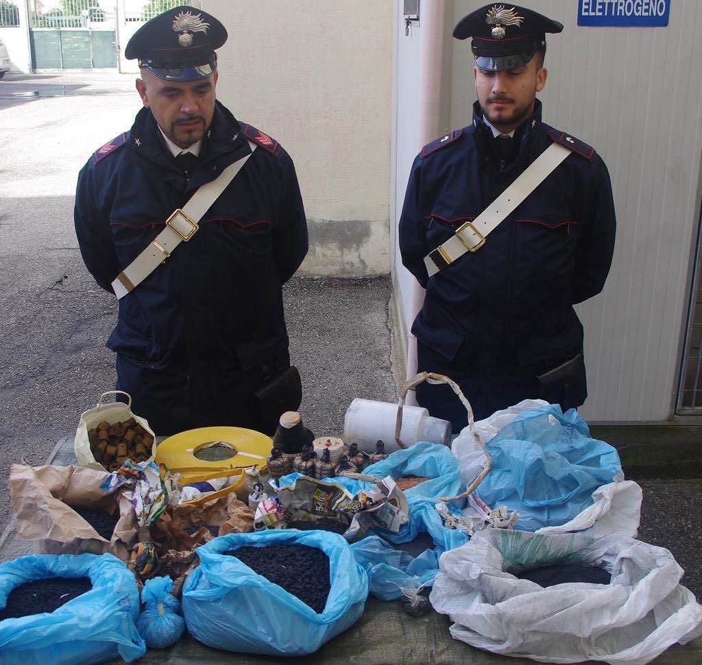 Dolianova, in casa 30 chili di “botti”d’artificio detenuti illegalmente e un’auto rubata