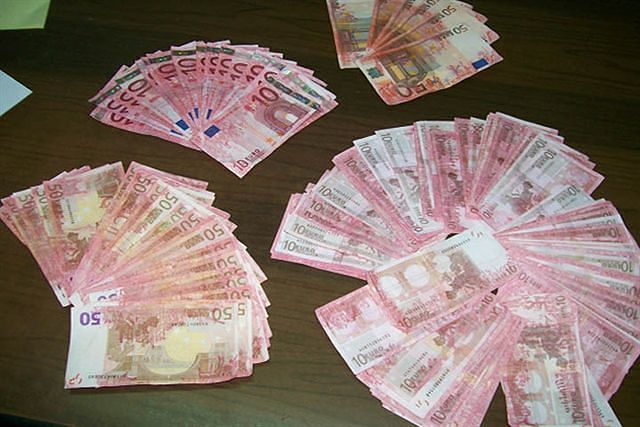 Riciclavano banconote macchiate di inchiostro: nei guai giovane coppia a Sassari