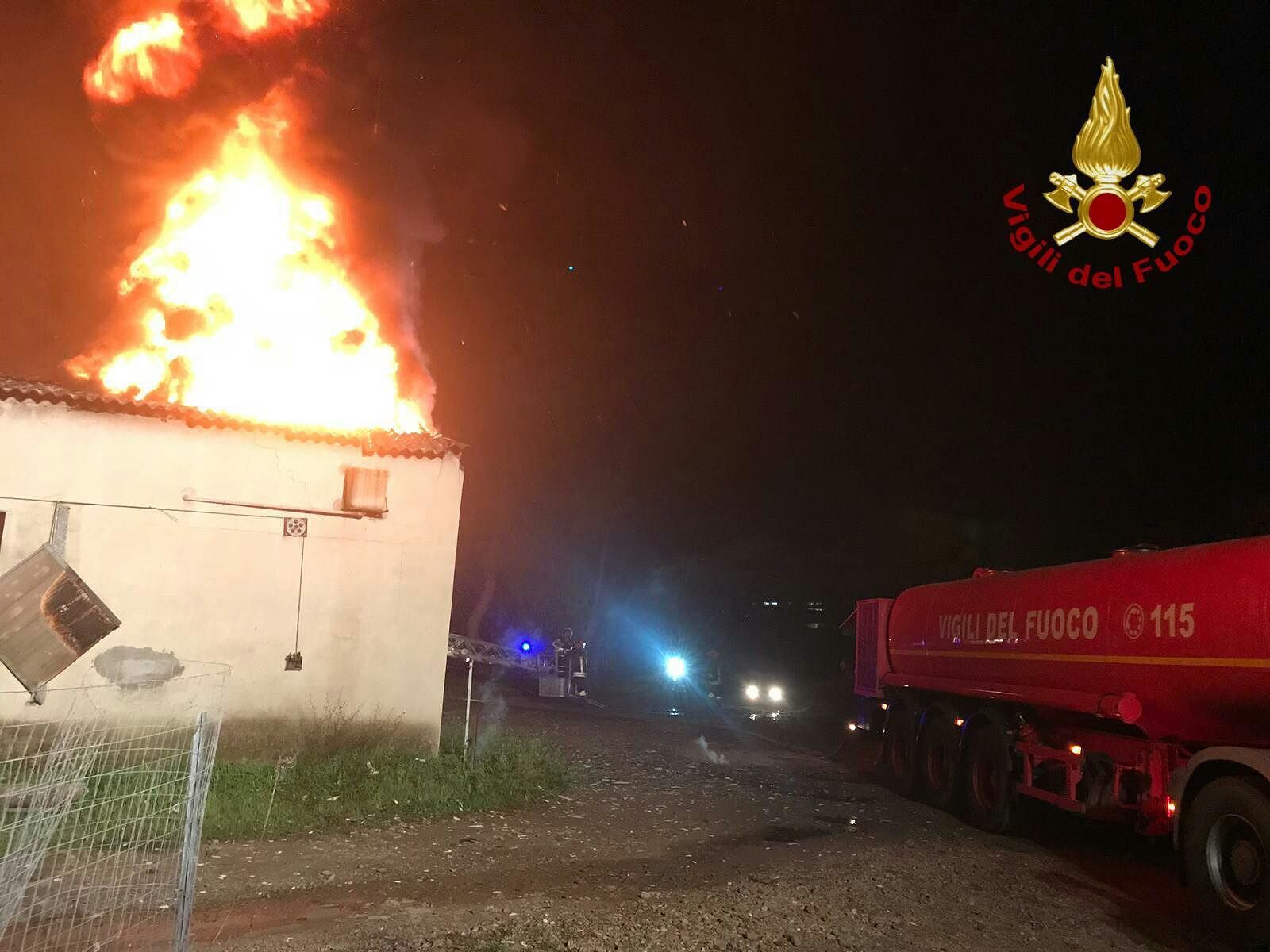 Cagliari, incendio in un deposito sulla 131dir: in fiamme gomme d’auto e masserizie