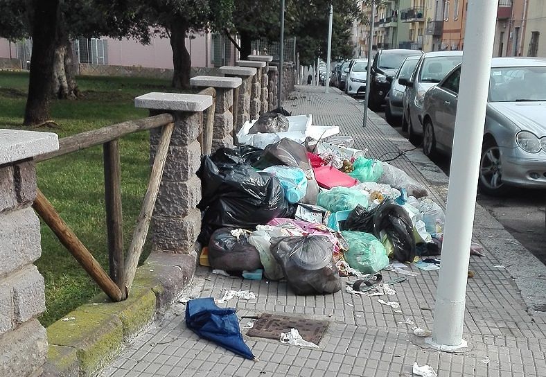 Porta a Porta a Cagliari, rifiuti sui marciapiedi: “Sono incivili. Ma perché il Comune non pulisce?”