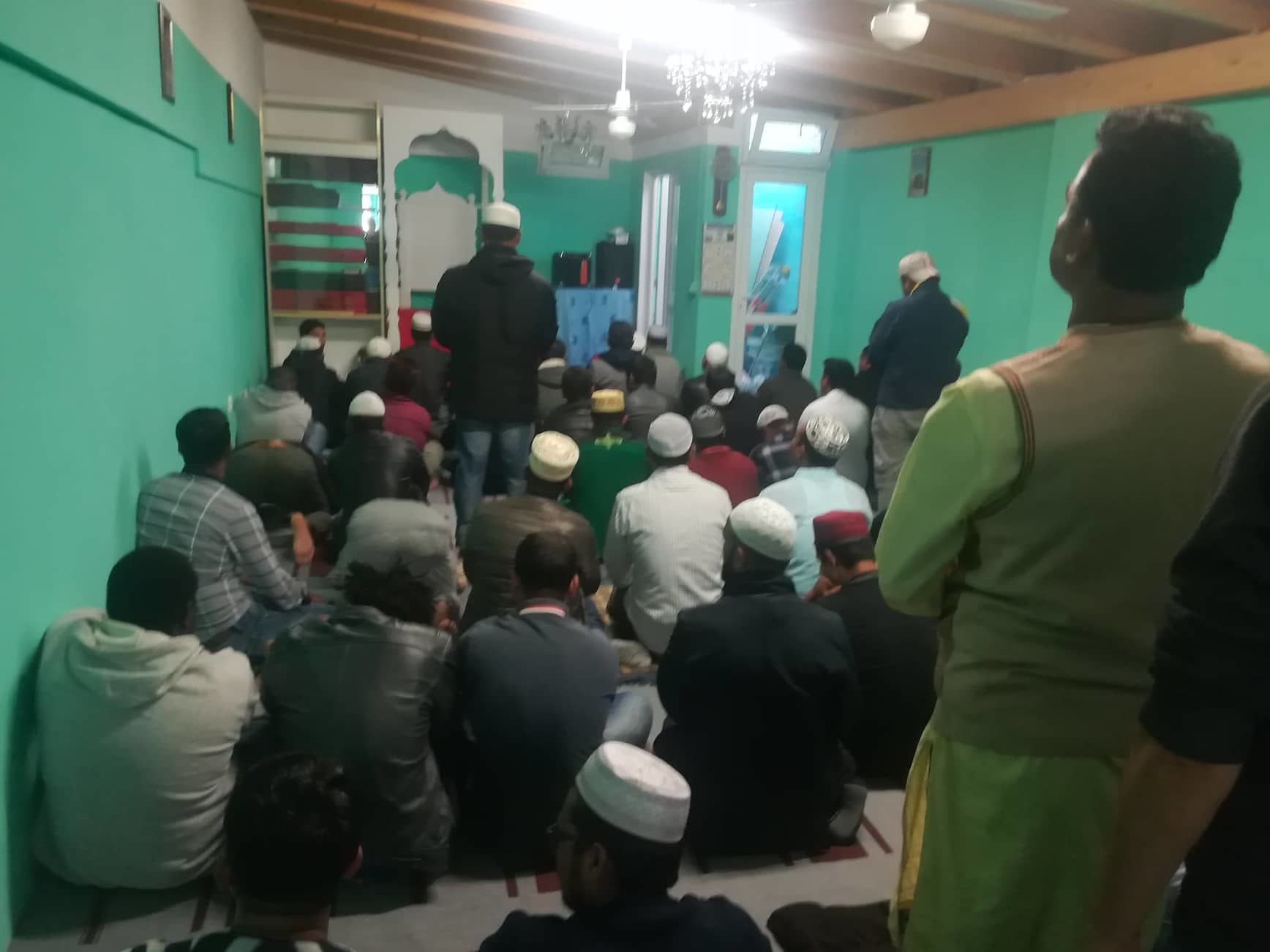 Cagliari, prima preghiera per i musulmani nella nuova moschea: folla di fedeli in via XX Settembre