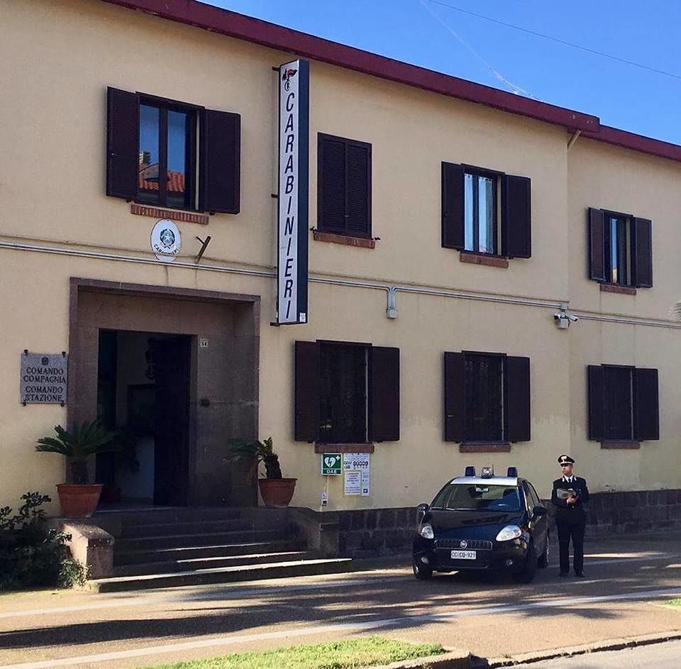 Carbonia, pistola in pugno rapina negozio di telefonia: 26enne incastrato dalle telecamere