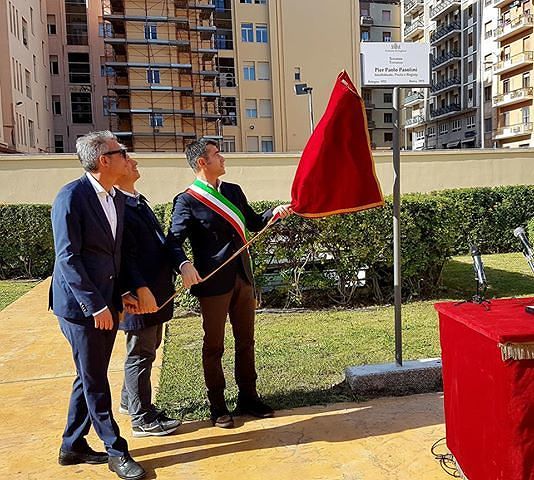 Povero Pasolini a Cagliari, Zedda dedica la copertura di un garage a uno dei più grandi poeti