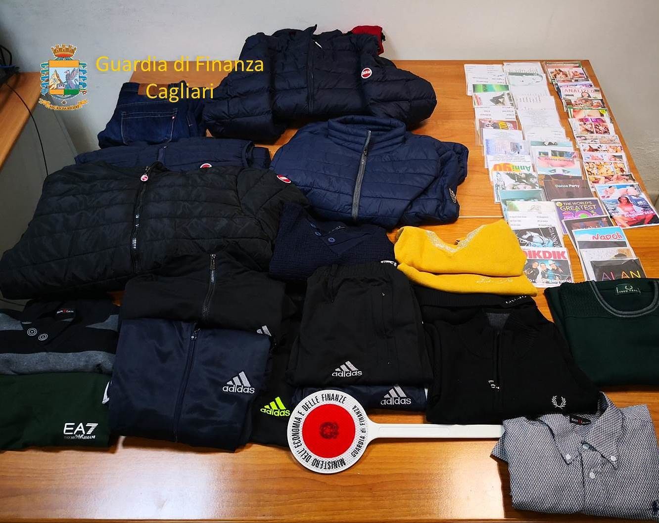 Iglesias, la Finanza sequestra prodotti privi del marchio Siae: extracomunitari scappano in piazza Sella
