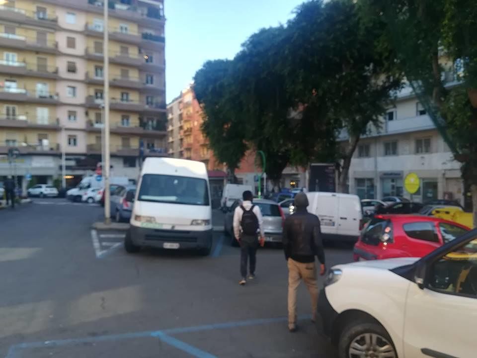 Parcheggiatori abusivi, rischio arresti anche a Cagliari: “Giusto bloccarli, ormai sono troppi”