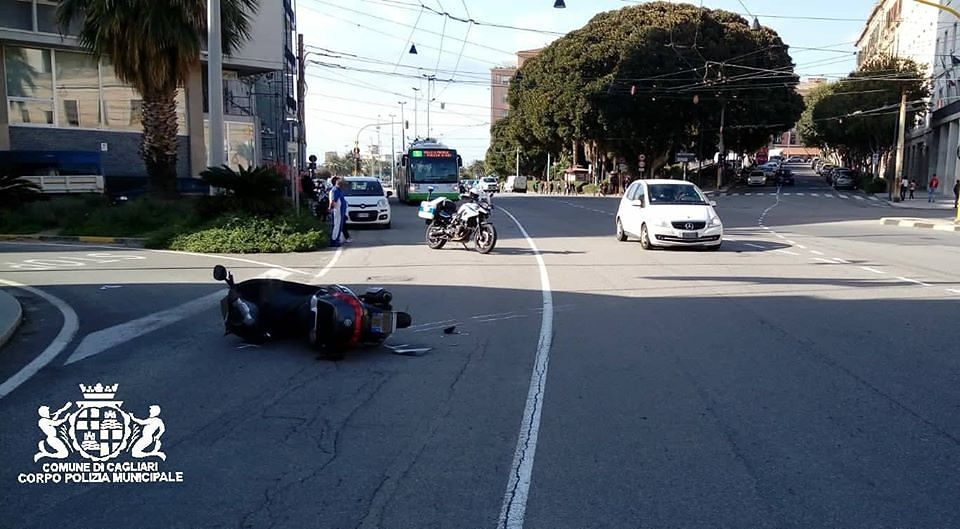 Incidente a Cagliari: auto contro moto in viale Diaz, ferito un centauro