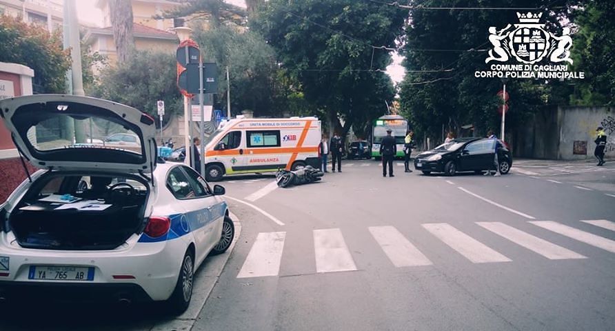 Viale Merello, perde il controllo della moto e si frattura una gamba: colpa di un’auto?
