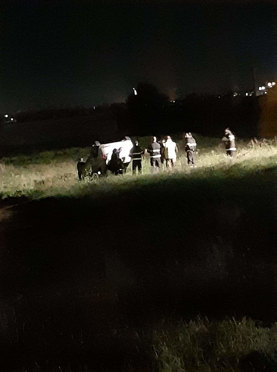 Tamponamento sulla 554, l’auto finisce fuori strada e si ribalta: giovane donna all’ospedale