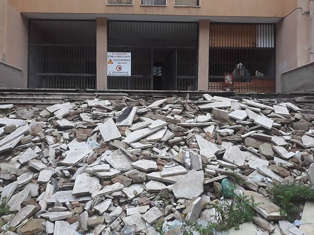 Via Flumentepido, la rabbia dopo il maxi incendio: “Il Comune sfratta, qui vivono i tossicodipendenti: è un porcilaio”