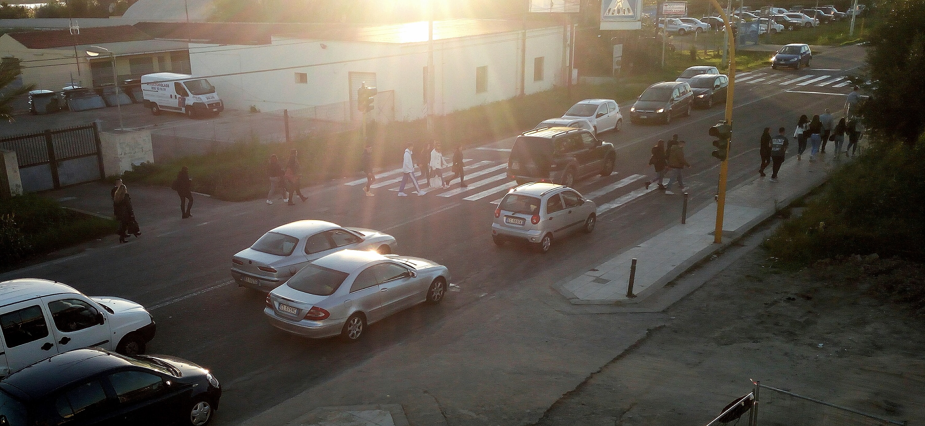 Semaforo lampeggiante in viale Marconi,la protesta: “Ogni giorno rischi per centinaia di pedoni”