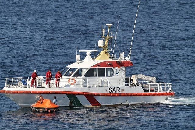 Migranti, assalto al largo delle coste sarde: 12 algerini dispersi