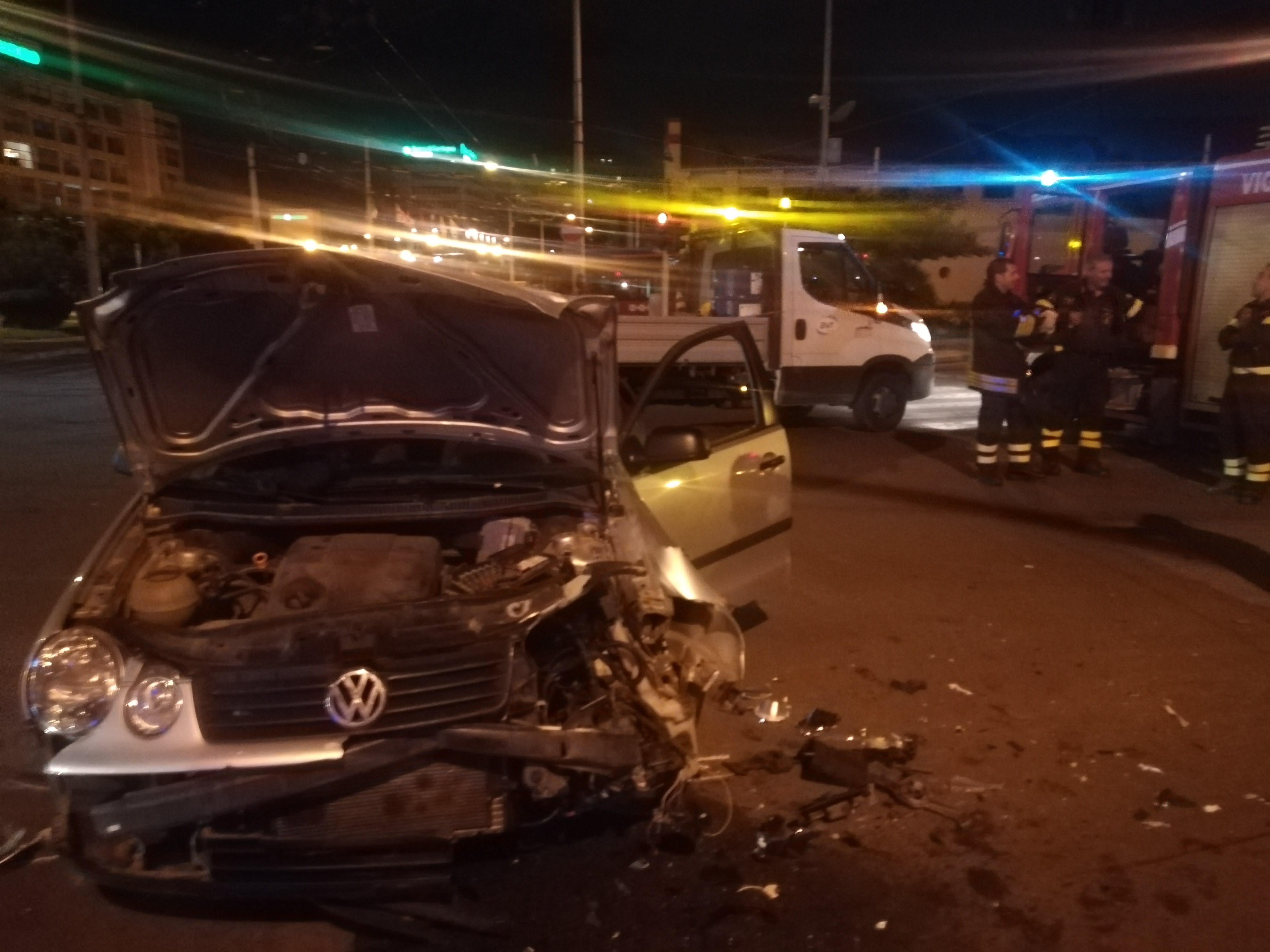 Cagliari, brutto incidente in viale Cimitero: auto distrutte e traffico in tilt