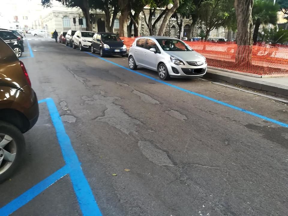 Cagliari, rabbia per i nuovi parcheggi a pagamento in piazza del Carmine: “Ennesimo salasso”