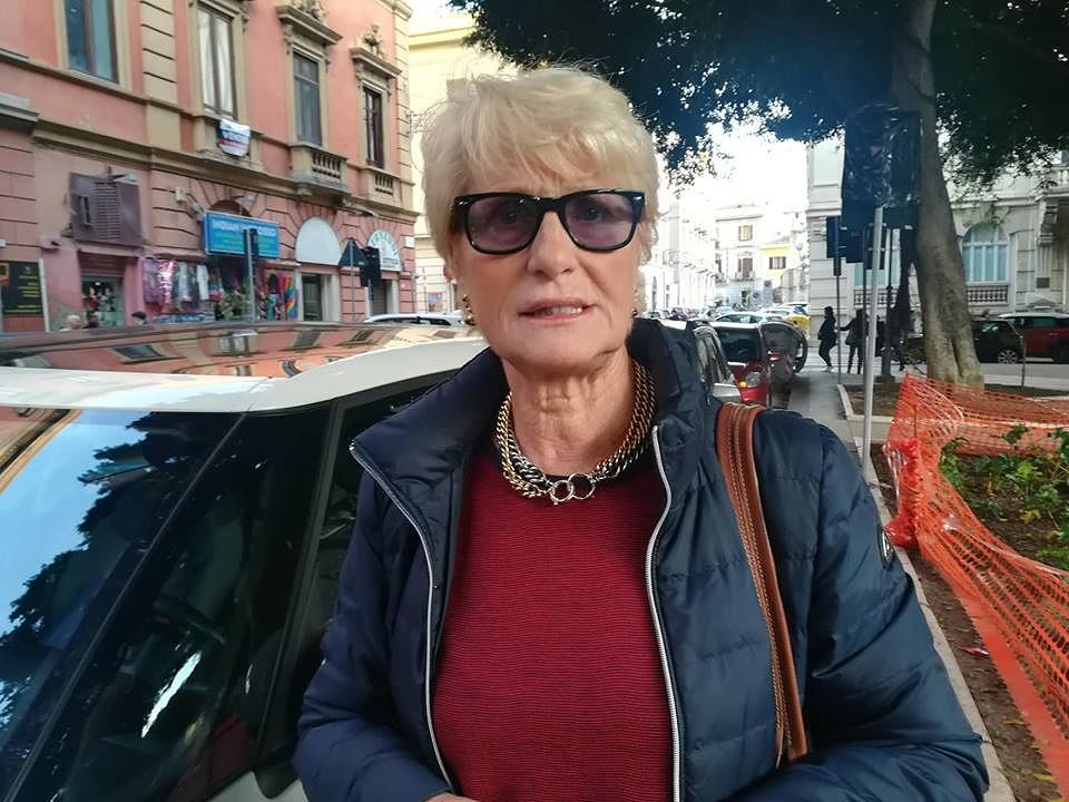 Daniela, nonna cagliaritana arrabbiata: “Strisce blu anche in piazza del Carmine, è un’esagerazione”