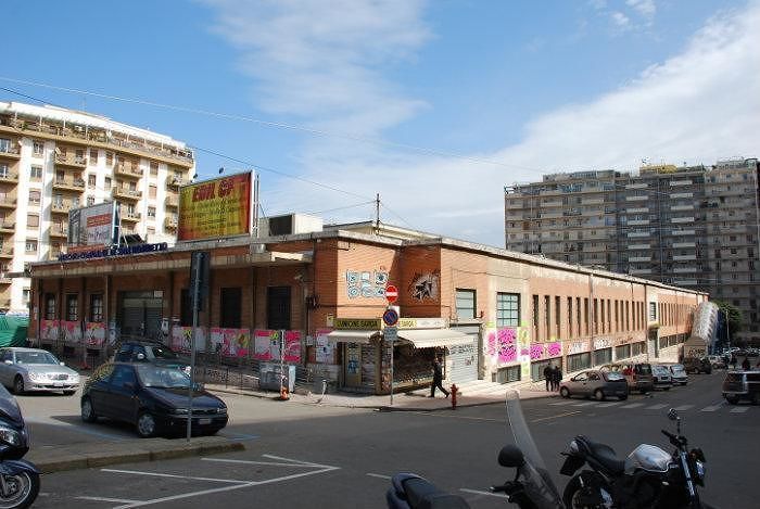 Cagliari, allarme al mercato di San Benedetto: “Aria irrespirabile durante la frittura del pesce”