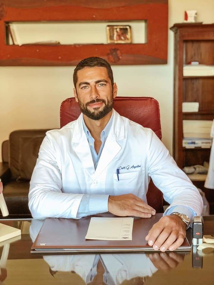 Segni particolari? “È bellissimo”: tutte pazze per Giovanni Angiolini, medico cagliaritano ex Gf