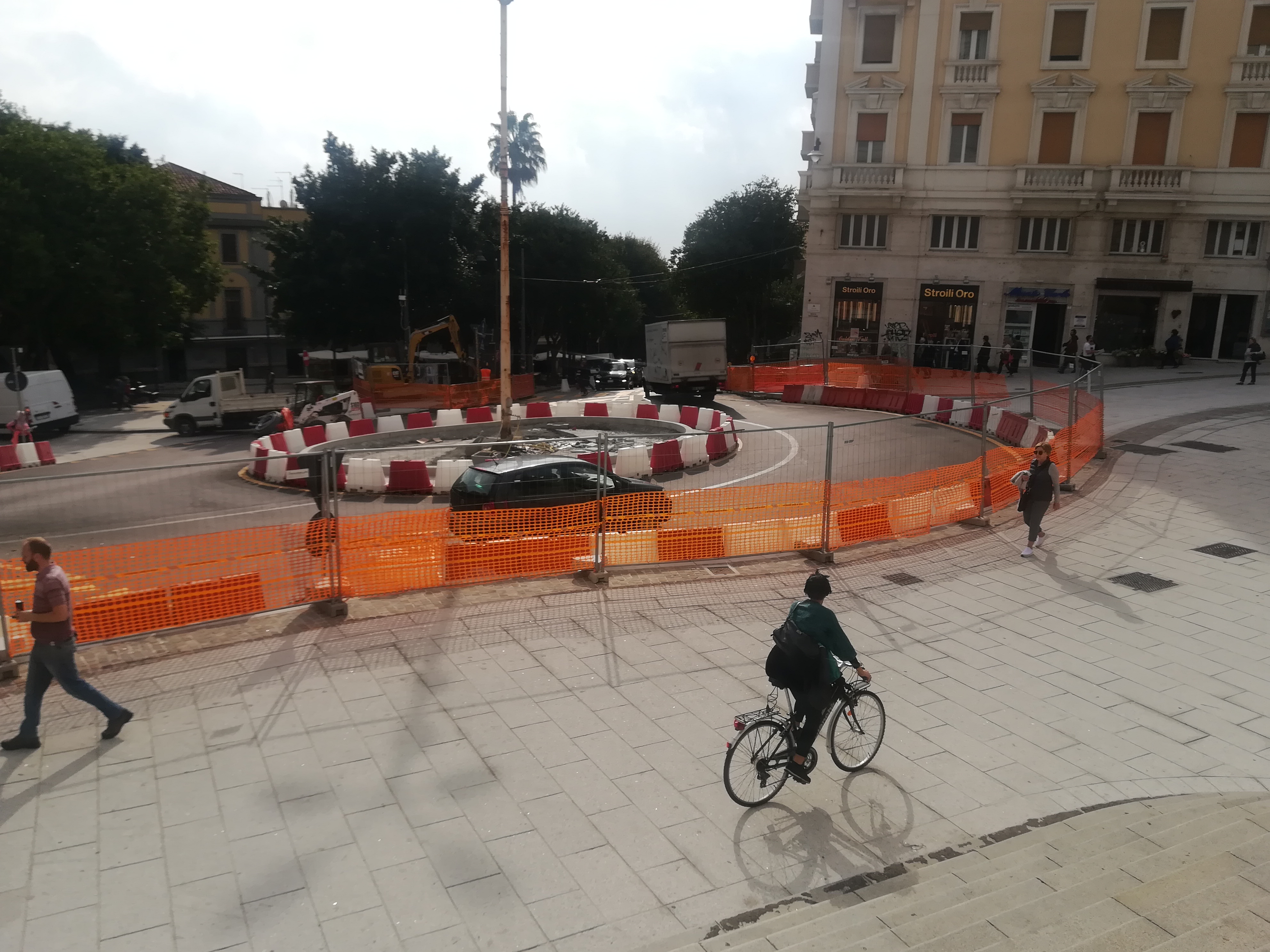 Cagliari, stop auto nei viali Regina Elena e Margherita. Commercianti furiosi: “Non siamo stati avvisati”