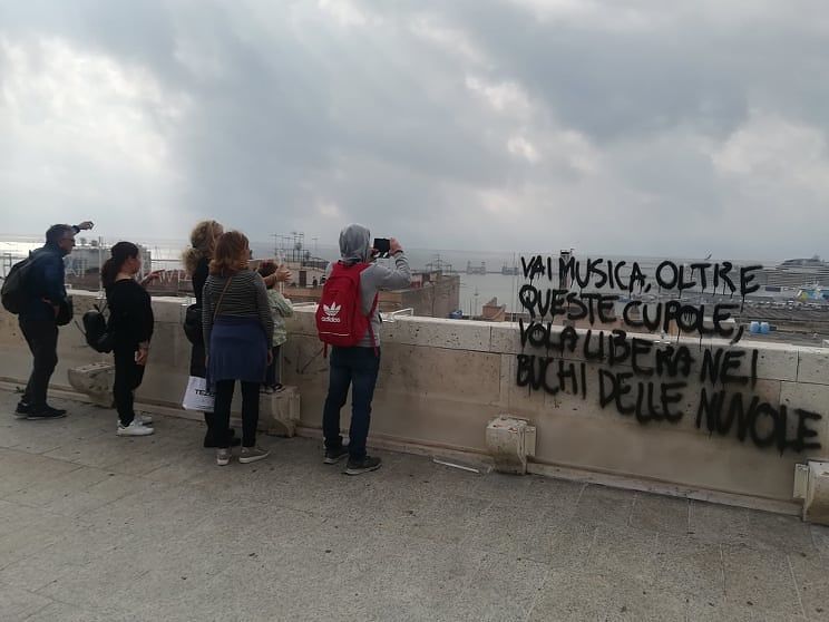Bastione horror a Cagliari per migliaia di croceristi: scritte volgari, marmi rotti e abusivi senza telecamere