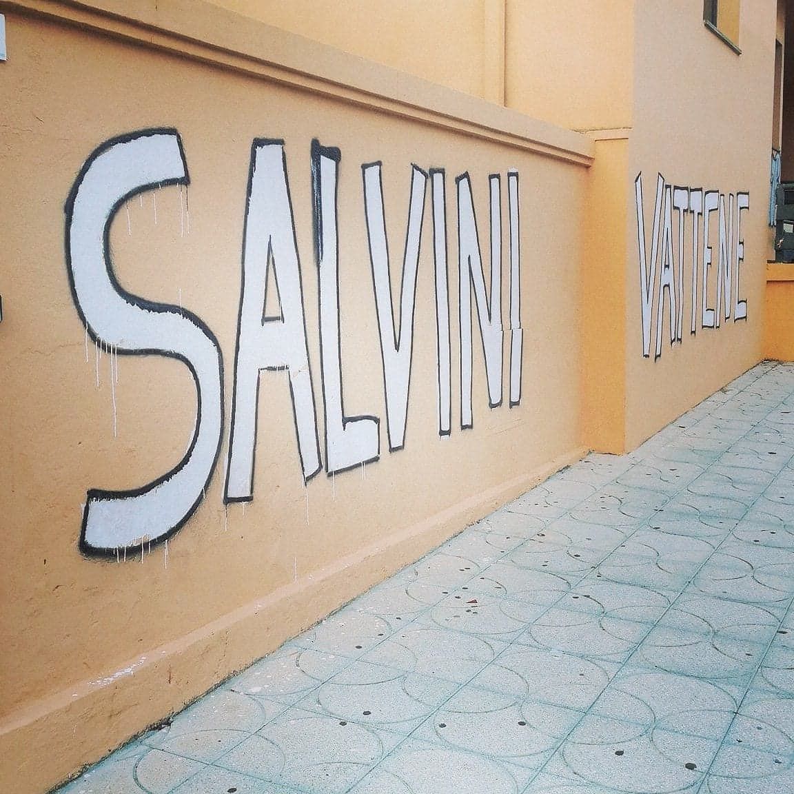 Cagliari, scritta sul muro della facoltà contro il ministro degli Interni: “Salvini vattene”