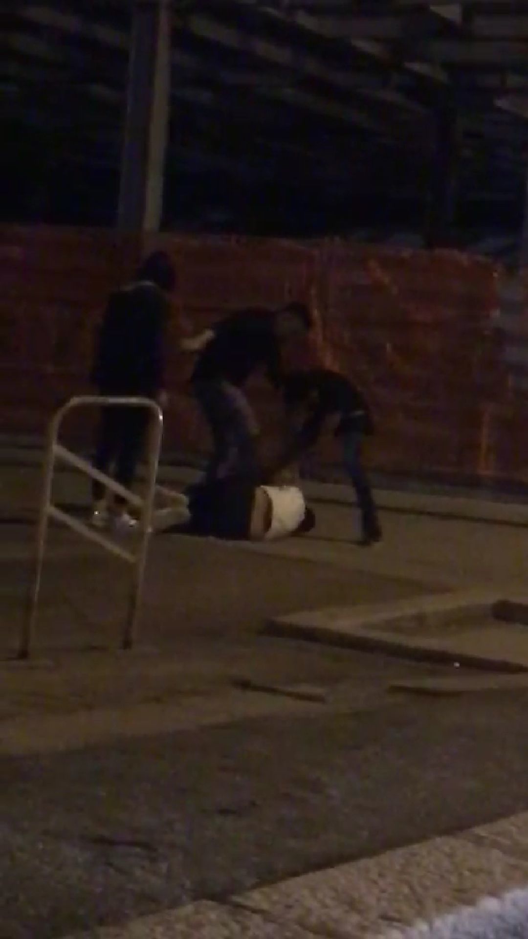 Cagliari, furiosa lite in viale Diaz: colpi dai cinesi perché “non ha pagato il conto”