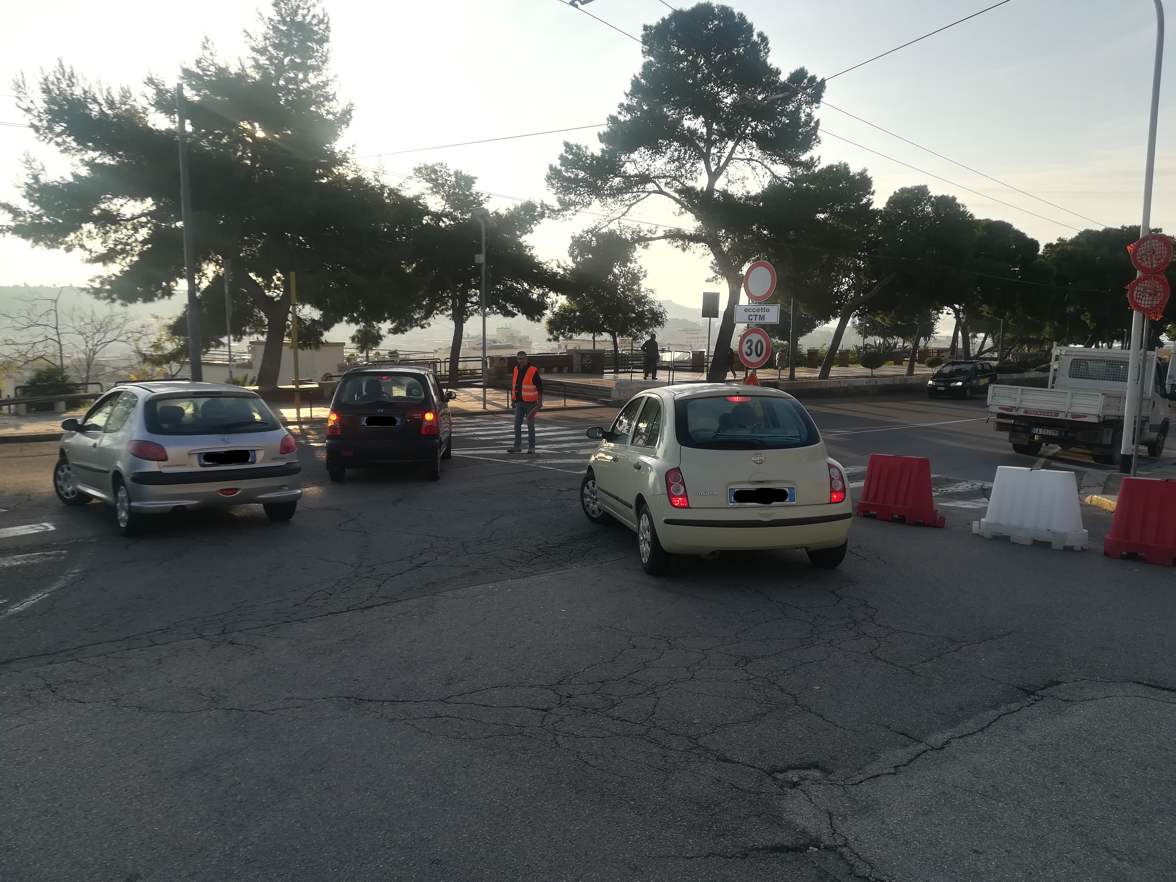 Cagliari, sbarrati i viali Regina Elena e Margherita: auto in coda e colpi di clacson sin dall’alba