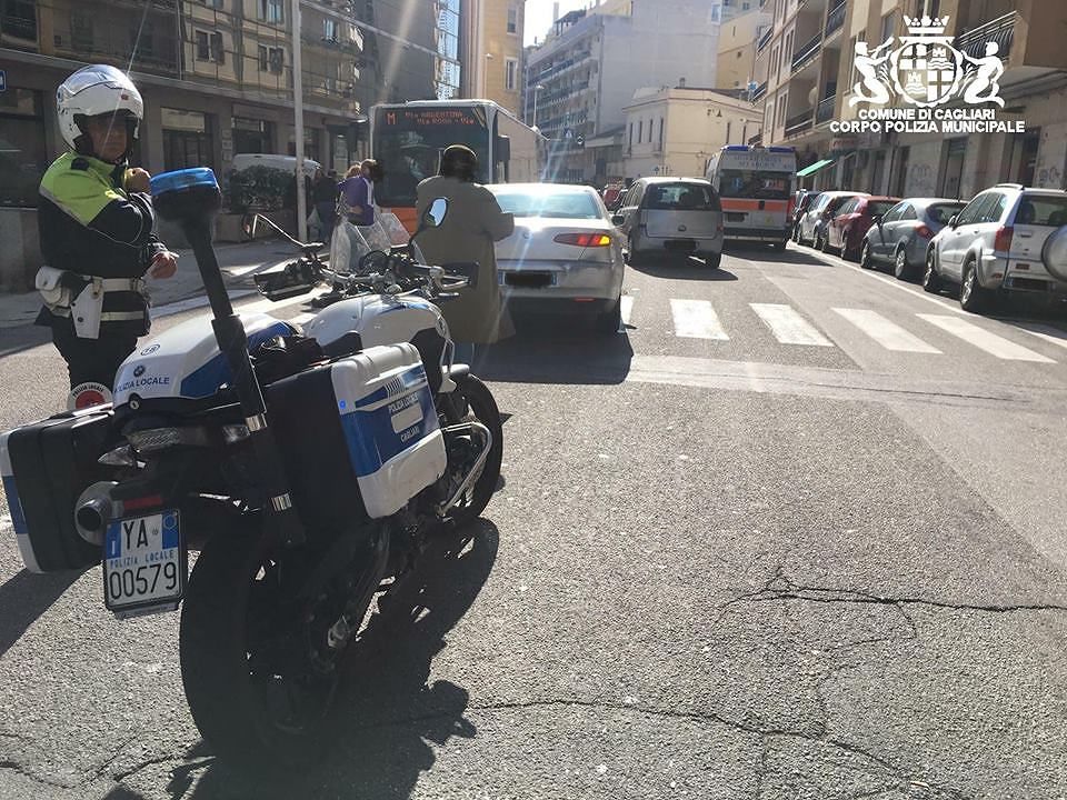Cagliari, 80enne investe sulle strisce una ragazza in via Bacaredda: ferita e trasportata all’ospedale