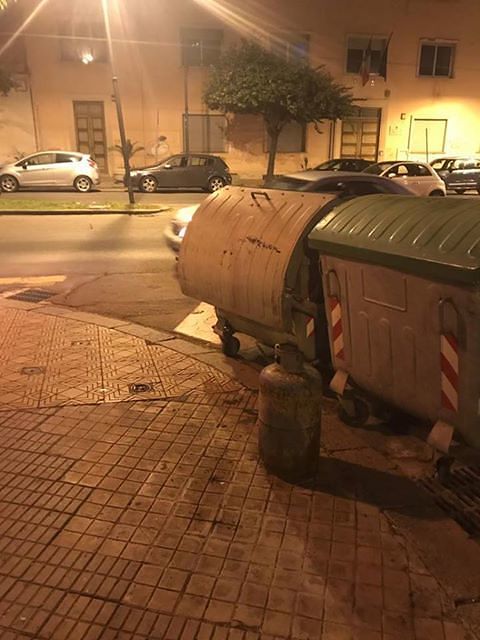 Cagliari, la bombola di gas abbandonata da un incivile in via Dante: “Nessuno vuole ritirarla…aspettano la tragedia?”