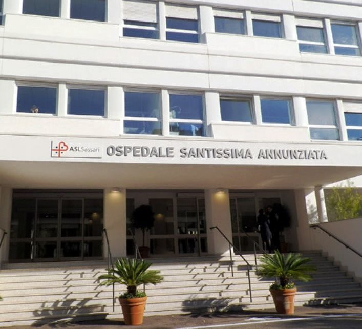 Sassari, donna ancora viva dichiarata morta. Aou: “Ci spiace è stato un equivoco”