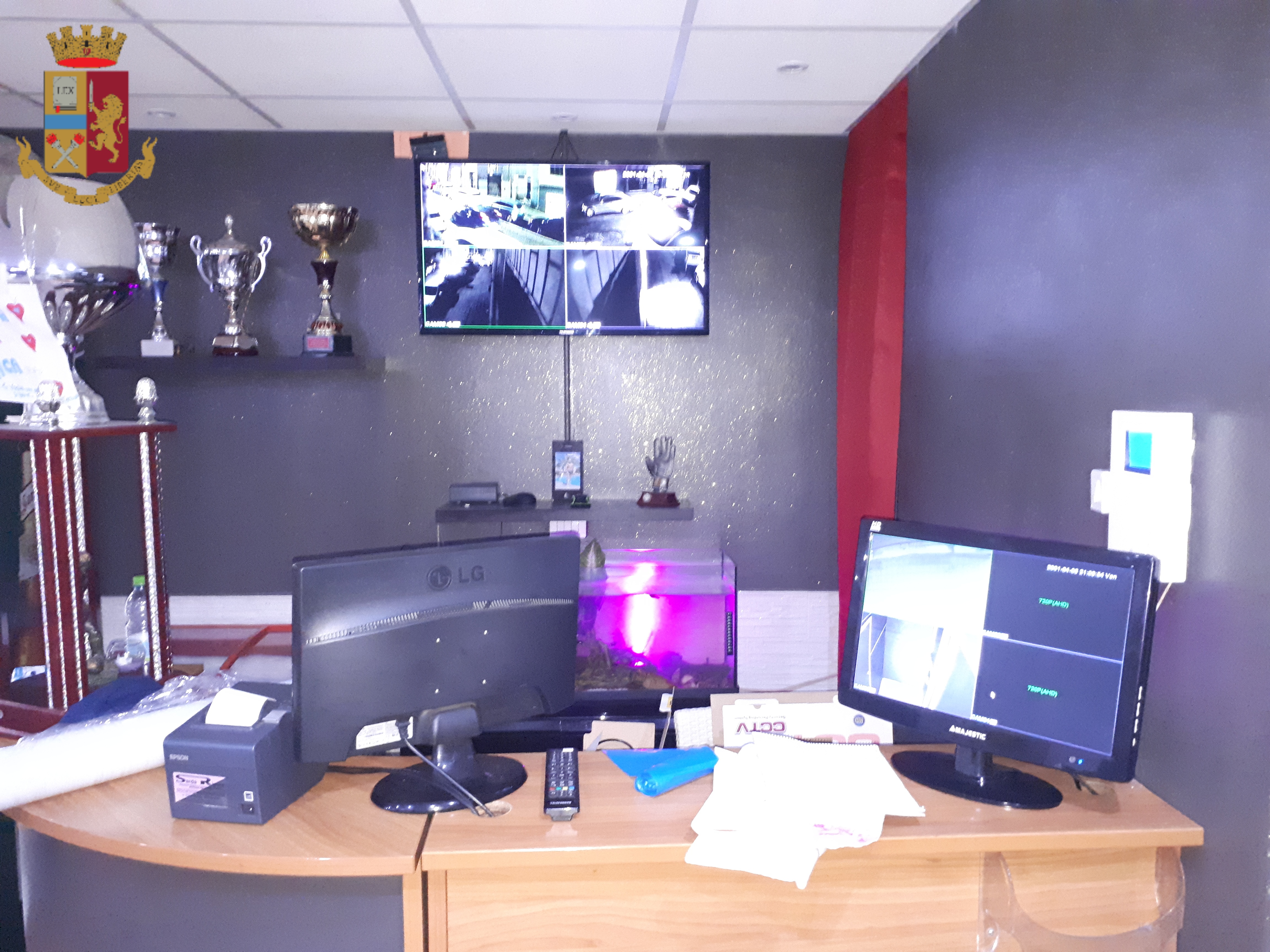 Cagliari, spaccio di cocaina nel circolo di via Monte Sabotino: la Polizia arresta due giovani