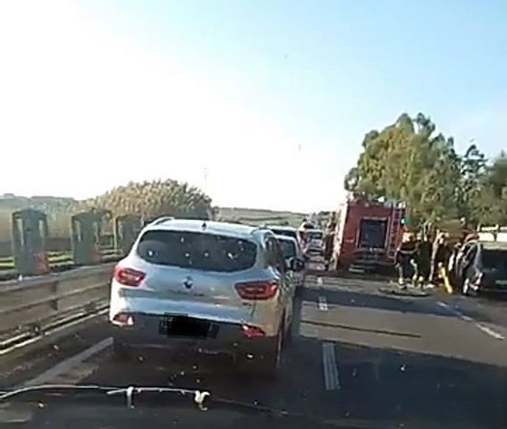 Mercedes prende fuoco sull’ex 131 in direzione Sestu, poi maxi tamponamento a catena