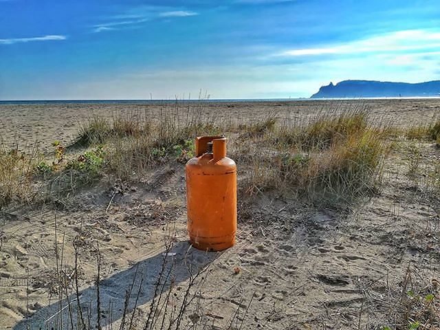 Poetto, la bombola arrivata dal mare dopo l’alluvione: lo scatto di Claudio Lorai