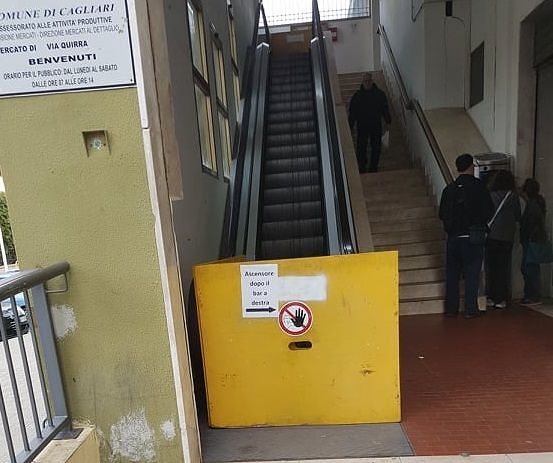 Cagliari, polemica in via Quirra: bloccate le scale mobili del mercato. “Le avevano appena aggiustate”