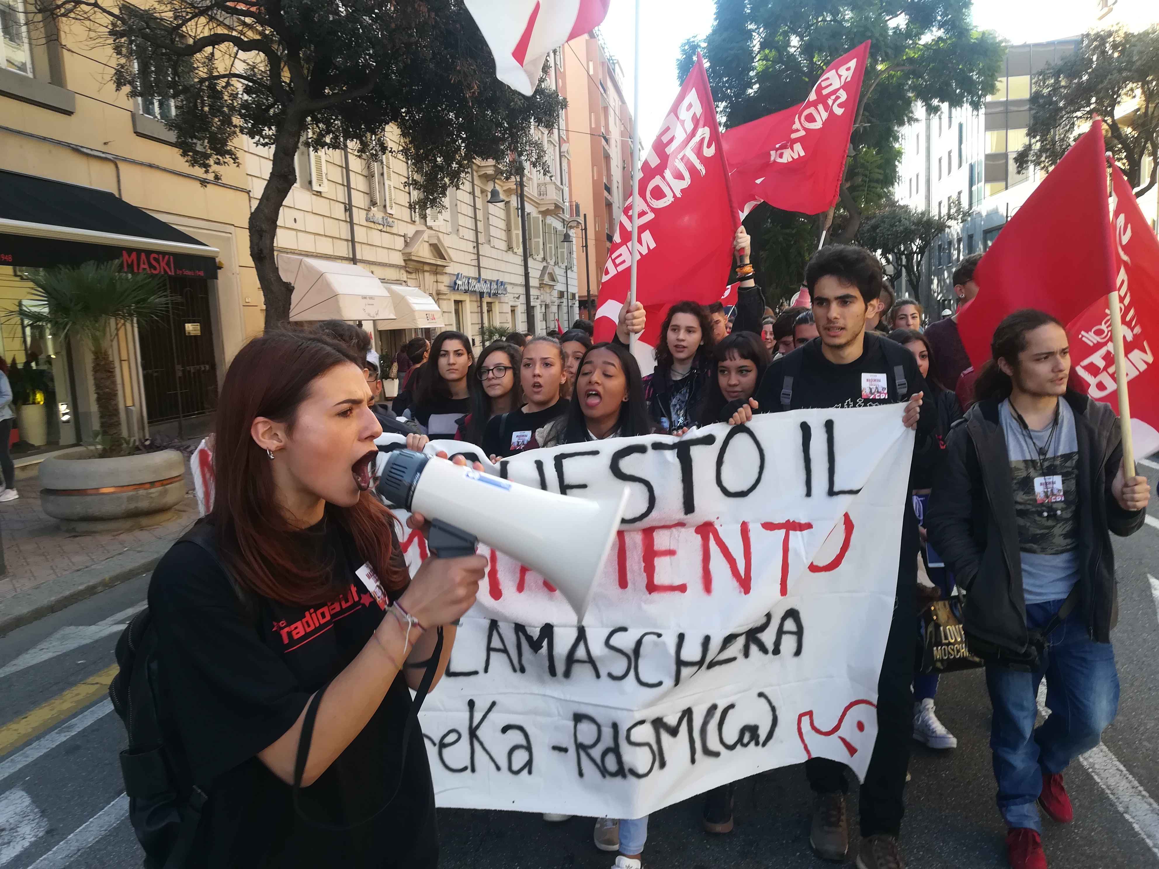 Cagliari, 100 studenti in corteo contro Salvini e Di Maio: “Scuole a pezzi, non vogliamo le telecamere”