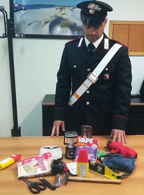 Cagliari, preso il topo d’auto: sorpreso dai carabinieri mentre rompeva un finestrino in via Pola, aveva tre coltelli