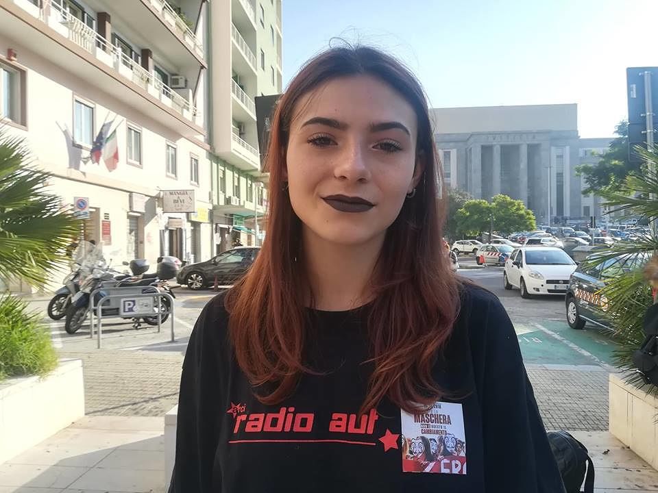 Michela di Cagliari, siottina furiosa: “Salvini, non vogliamo telecamere e cani antidroga a scuola”