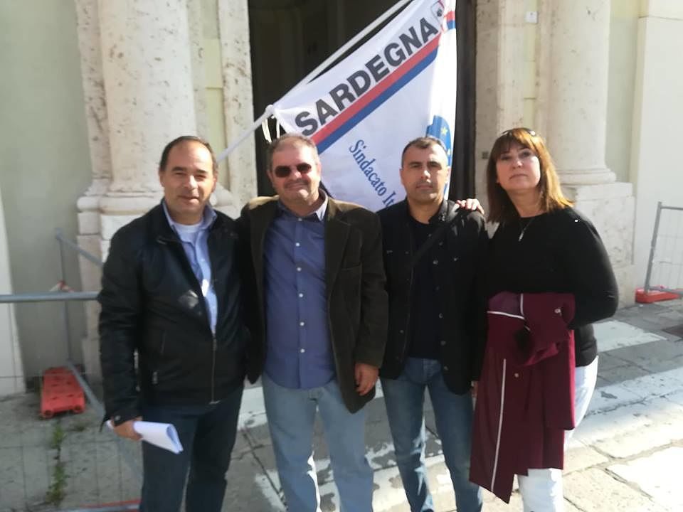 Cagliari, i poliziotti in piazza: “Salvini, vogliamo più soldi e il rinnovo dei contratti”