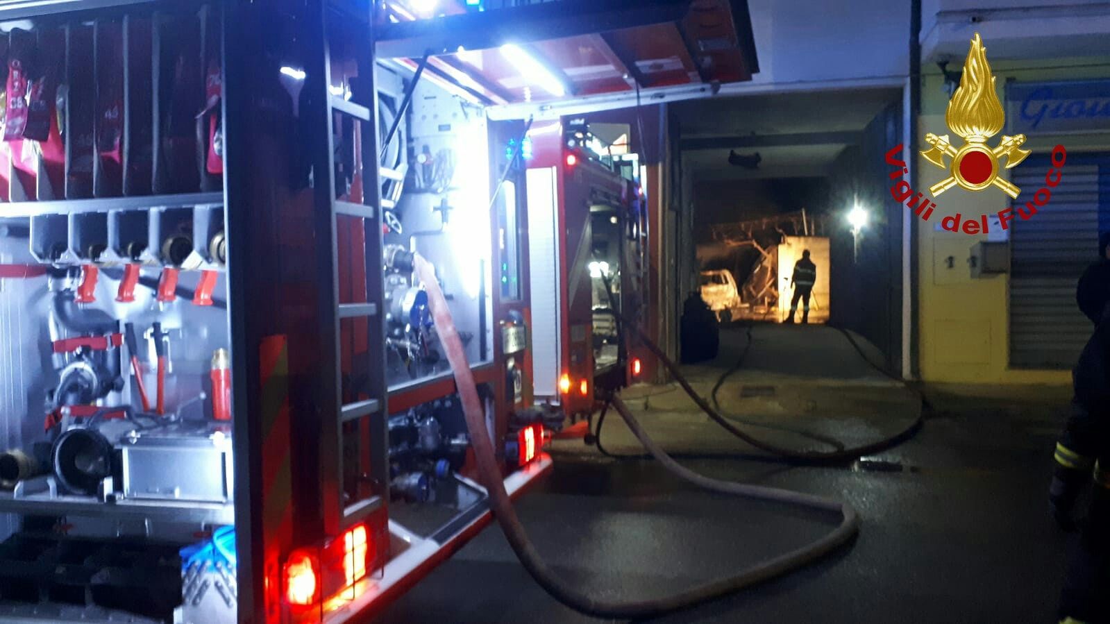 Notte di paura a San Sperate: auto prende fuoco, il rogo coinvolge alcune bombole