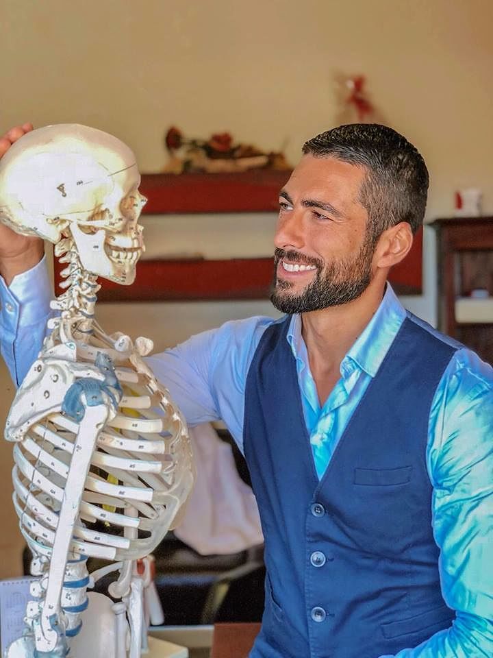 Angiolini, un ciclone mediatico: il video del medico “strafigo” di Casteddu e Sintony su Repubblica e al Tg4 di Mediaset