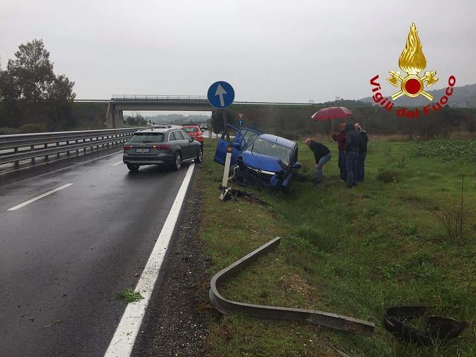 Maltempo, sbanda sulla 131 e finisce fuori strada: donna all’ospedale, neonato salvo grazie alla cintura