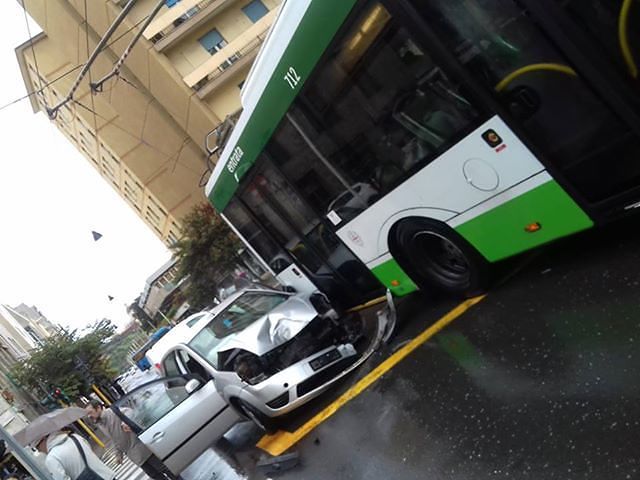 Cagliari, crash tra auto e bus del Ctm in viale Diaz: l’incidente sotto la pioggia