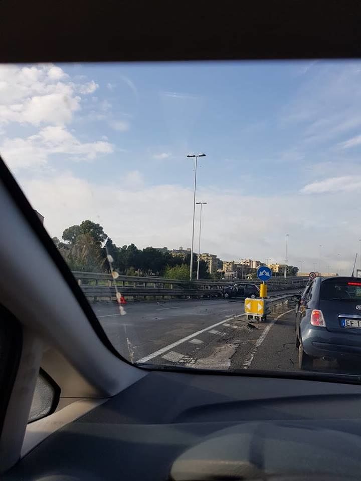 Carambola sull’asse mediano, l’auto si schianta contro il guard rail: chiuso il tratto di via Cadello
