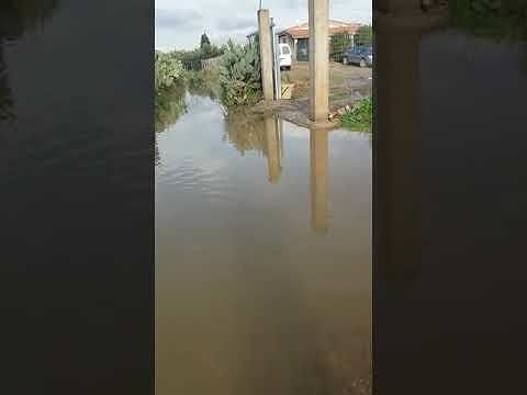 Strade allagate a Su Pardu, famiglie di Sestu isolate da mezzo metro d’acqua: “Ecco, quello che avevamo previsto…” (VIDEO)