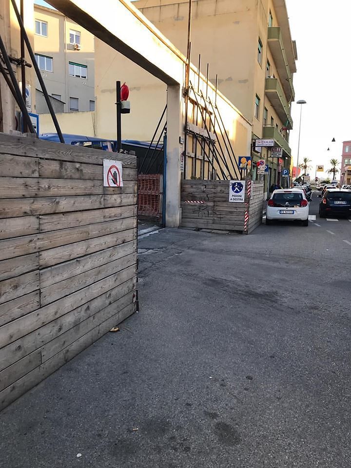 Cagliari, “il ponteggio dell’Arst covo per delinquenti e spacciatori: dov’è la sicurezza?”