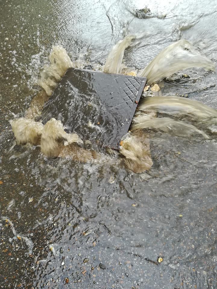 Villa San Pietro, lo “strano show” dei tombini che esplodono sotto la pioggia