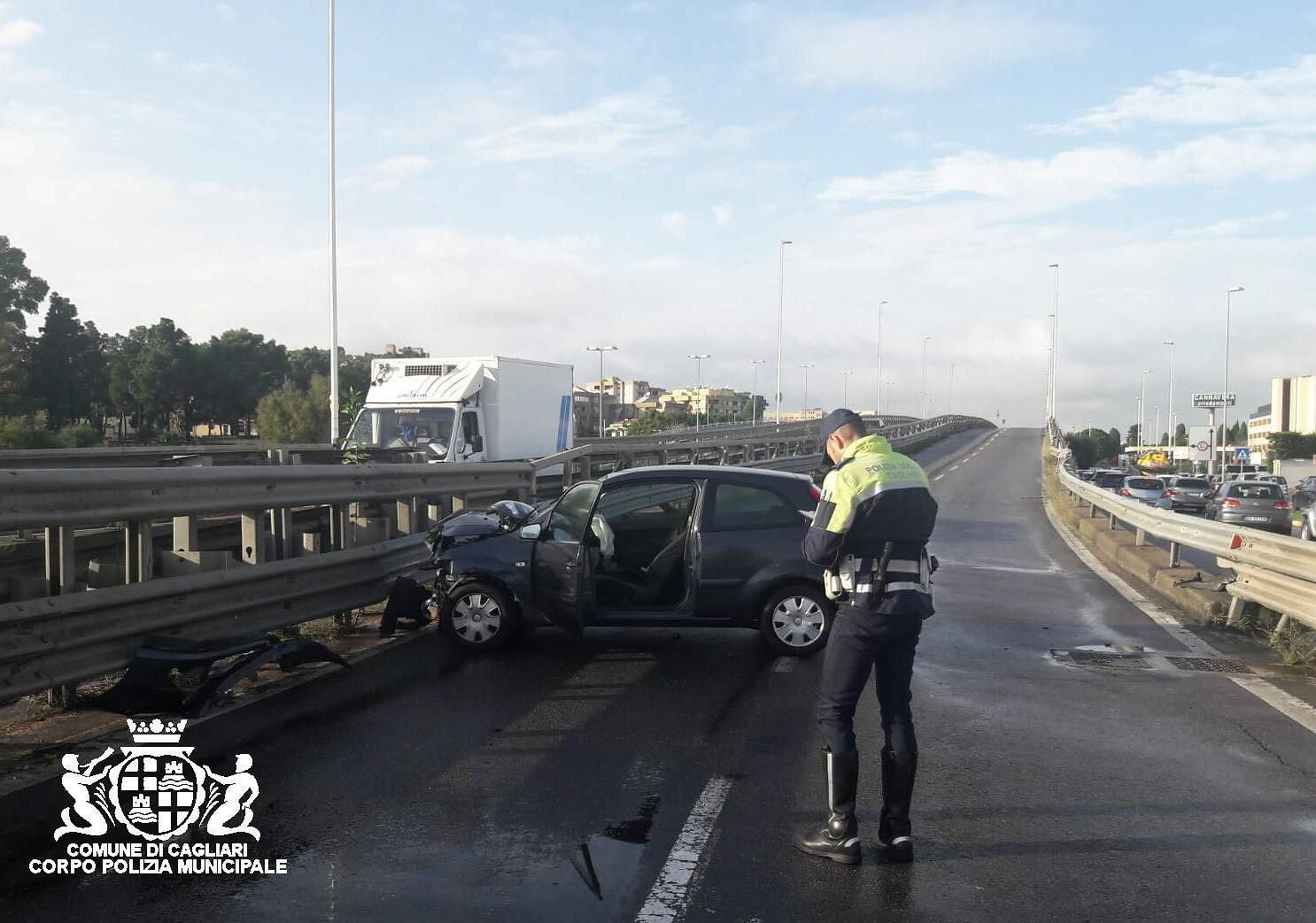 Asse Mediano, perde il controllo dell’auto e finisce sullo spartitraffico: donna all’ospedale